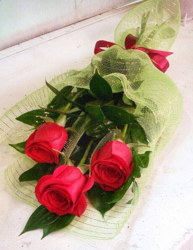 букет из трех красных роз